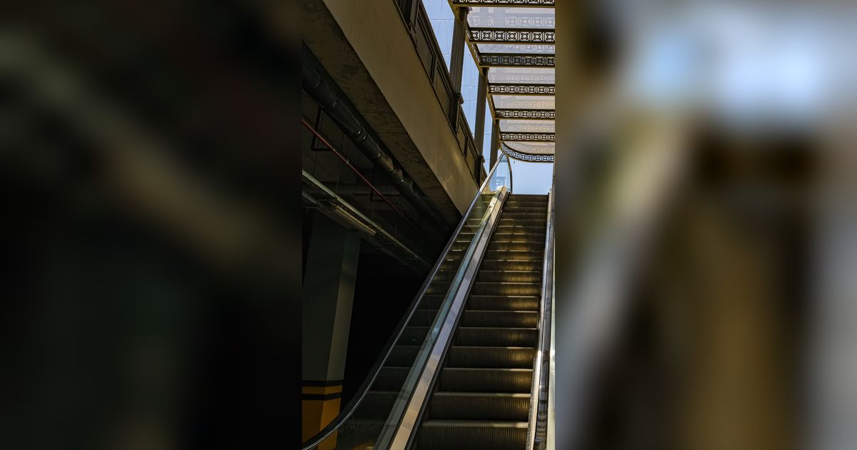 Awalnya Cuma Butuh Tempat Sepi Biar Fokus Belajar, Pemuda Tinggal 6 Bulan di Kolong Eskalator Mall