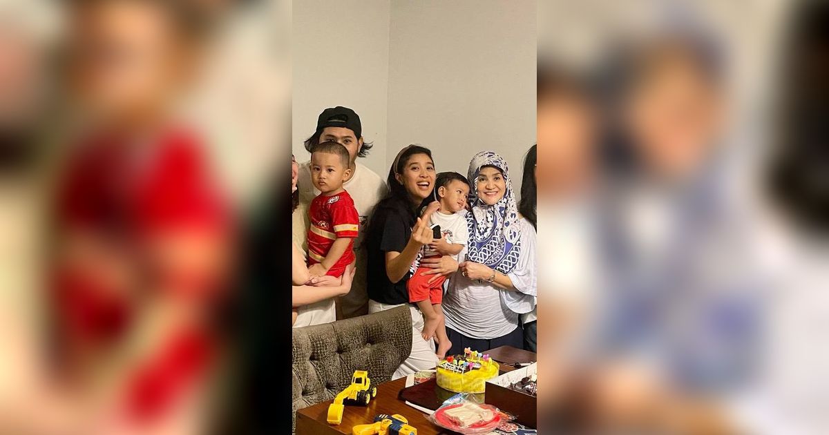 Aktris Senior Era 80an, 8 Foto Ultah Ibunda Olivia Zalianty Yang Bahagia Bersama Anak & Cucu