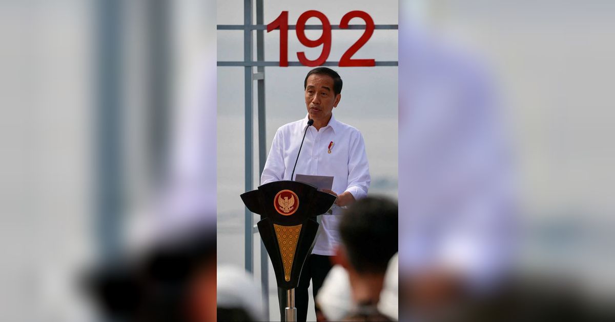 FOTO: Momen Jokowi Resmikan PLTS Apung Terbesar se-Asia Tenggara di Waduk Cirata Purwakarta