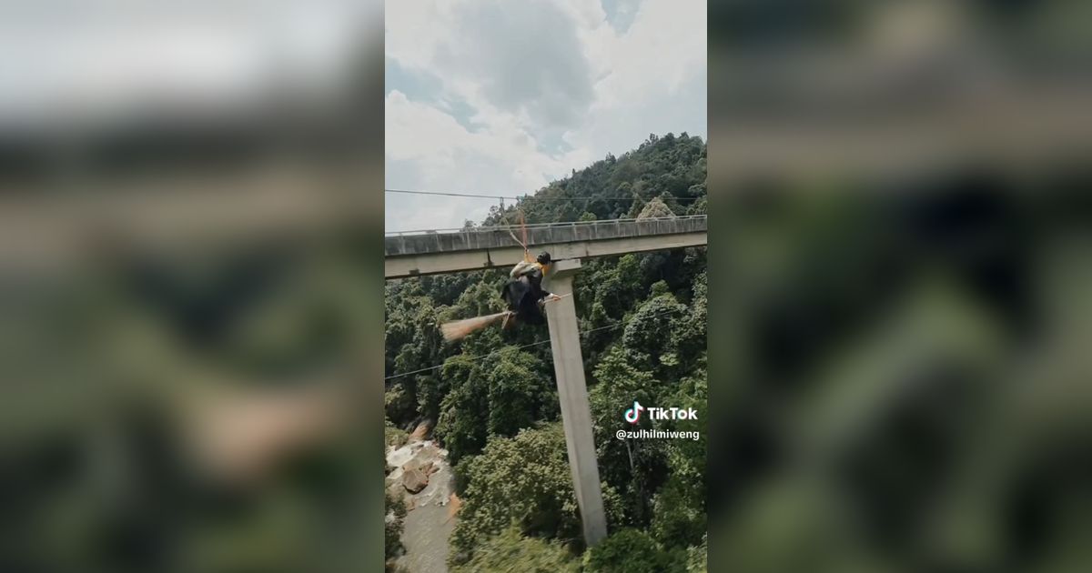 Jadi Penggila Harry Potter, Pria Ini Naik Flying Fox Bawa Sapu Terbang