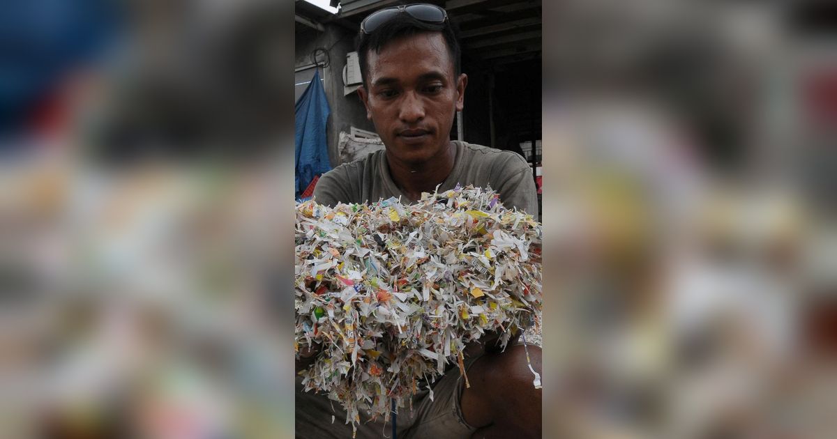 FOTO: Menghasilkan Pundi-Pundi Rupiah dari Mendaur Ulang Sampah Plastik