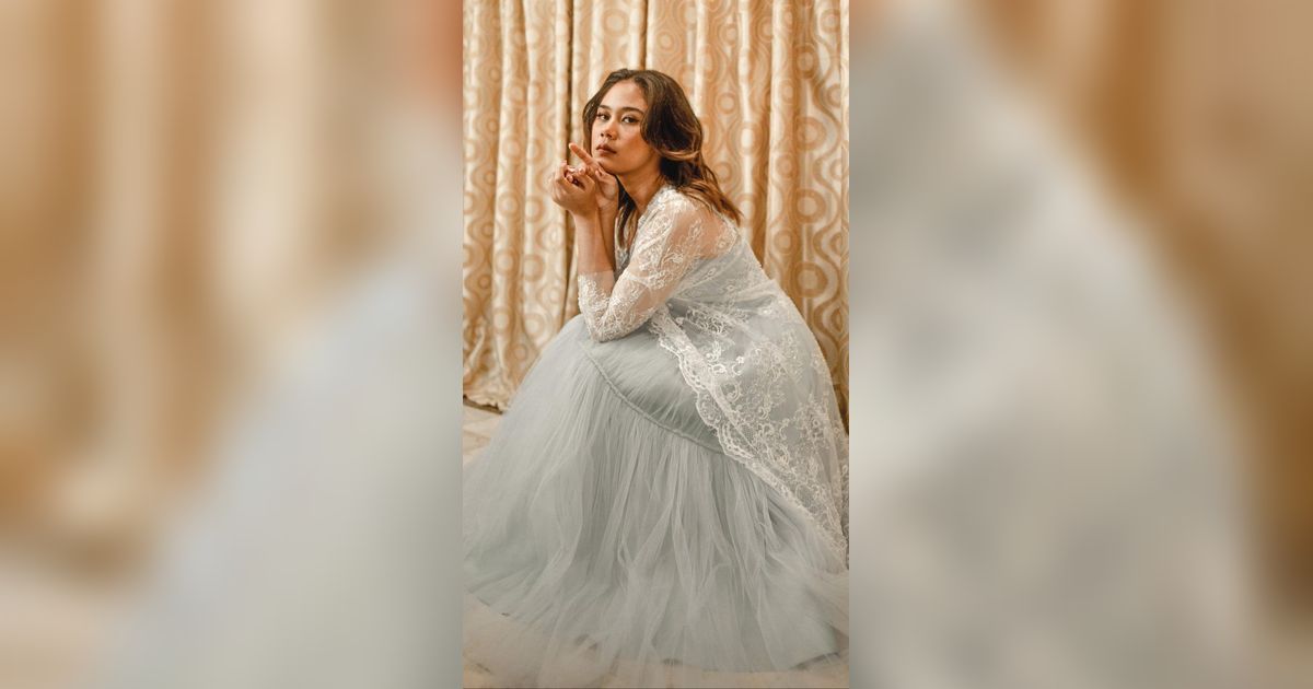 Intip Gaya Khas Nadin Amizah Kenakan Baju Vintage Setiap Manggung