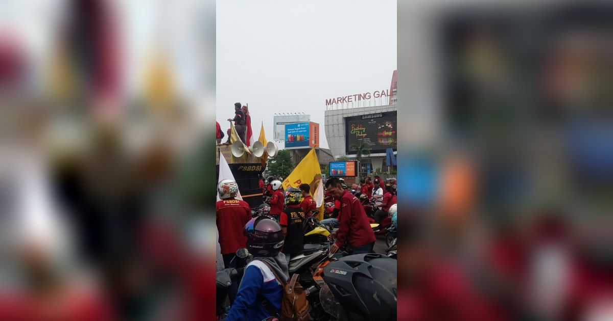 PJ Gubernur Jabar Ketok UMK Jabar Naik 0,3%, Buruh Tak Puas Tutup Jalan Simpang Tol Pasteur