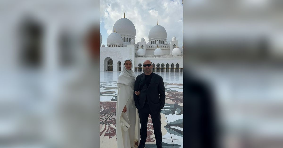 Aktor Hollywood Jason Statham Pose di Masjid Sheikh Zayed Abu Dhabi, Langsung Ramai Disorot