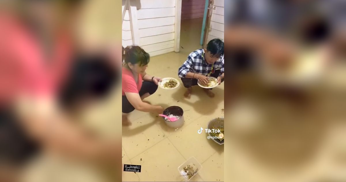 Air Masuk Perlahan, Momen Genangan Banjir Masuk Rumah saat Makan Bersama Ini Viral