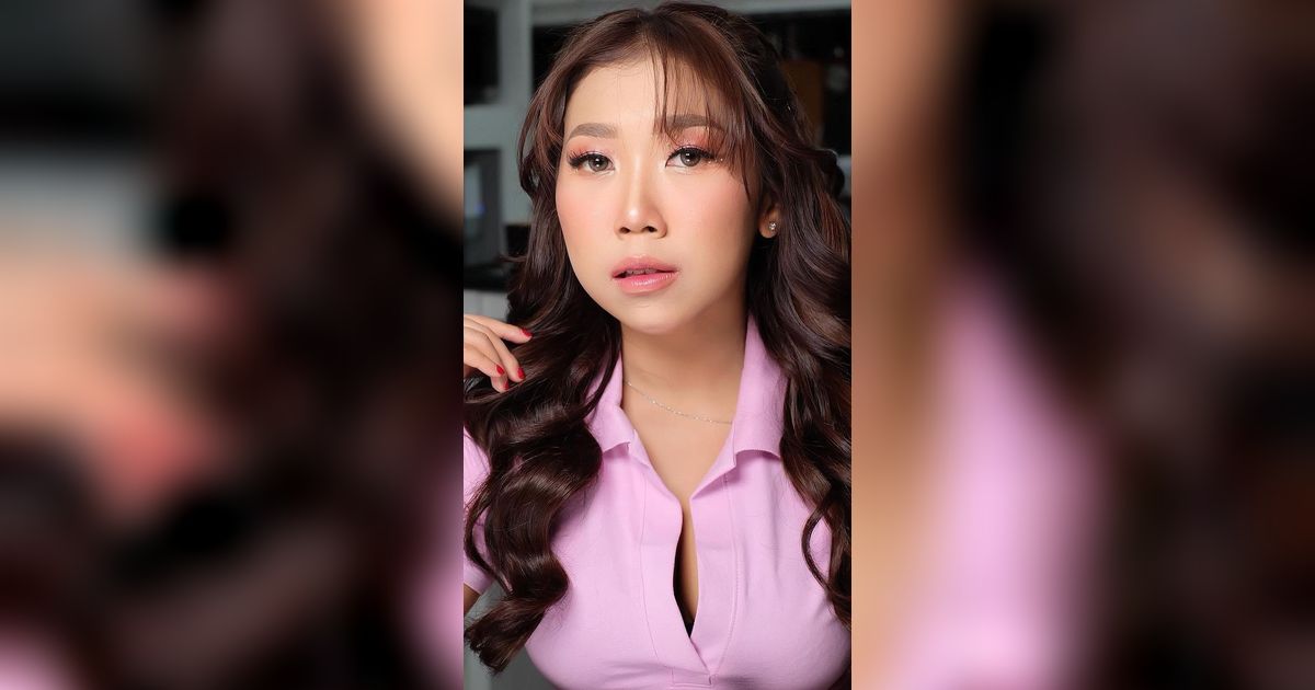 Makeup Pink Kiky Saputri yang Efeknya Seperti Oplas, Hidungnya Jadi Mancung!
