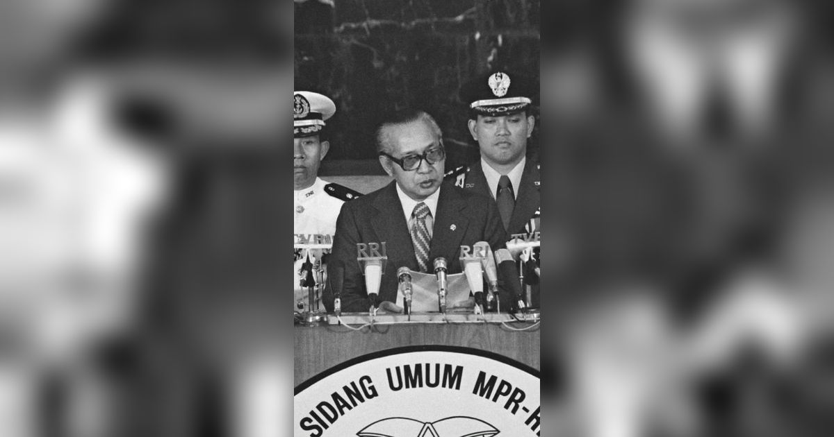 Potret Lawas Presiden Soeharo Pimpin Sidang Kabinet Pembangunan II, Dikawal Ayah Jenderal TNI