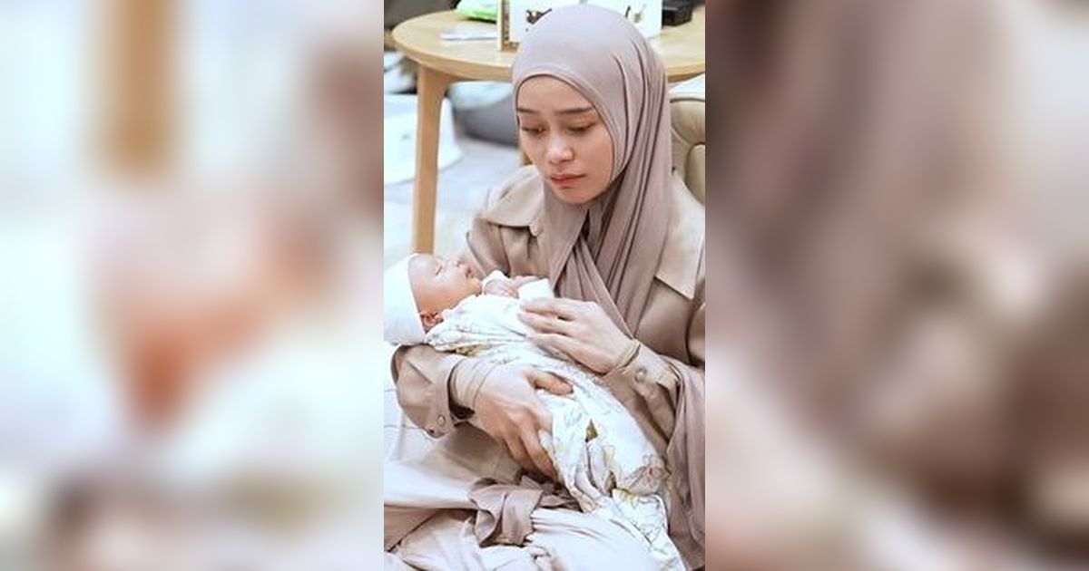 Lupa Cara Gendong Bayi, Berikut 10 Potret Lesti dan Rizky Billar Jenguk Baby Azura Anak Aurel Hermansyah dan Atta Halilintar