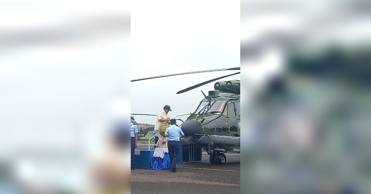 VIDEO: Prabowo Guyur Helikopter H225M Nomor 8 Pakai Air Kembang saat Serahkan ke TNI AU