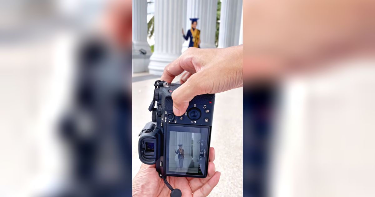 Ngakak Sekaligus Baper! Momen Fotografer Disewa Mantan Pacar untuk Foto Wisuda: Motret Sambil Nge-Roasting