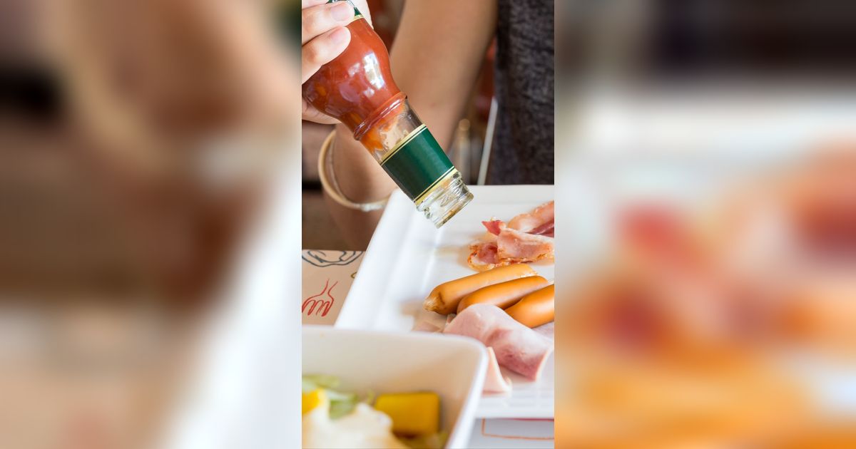 Trik Sederhana Cara Mengeluarkan Isi Sambal dari Botol yang Hampir Habis