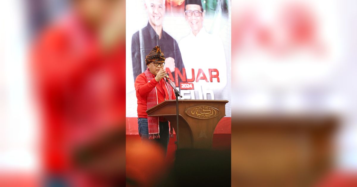 Hasto Pamerkan KTP Sakti Ala Ganjar-Mahfud untuk Wong Cilik