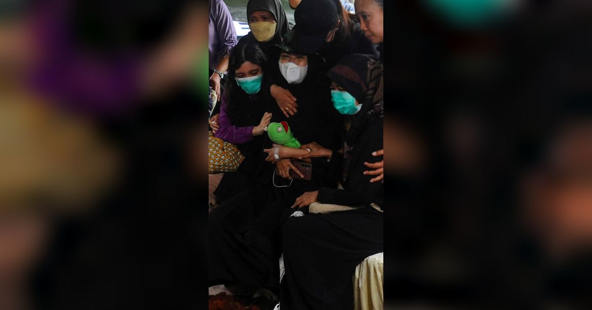 FOTO: Tangis Ibu Pecah Peluk Boneka Saat Antar Empat Jenazah Anaknya yang Dibunuh Sadis Ayahnya di Jagakarsa ke Pemakaman TPU Perigi