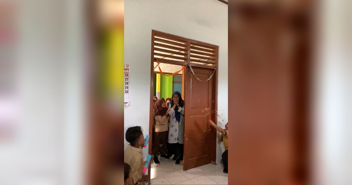 Bikin Haru, Momen Guru SD Dapat Kejutan Ultah dari Murid Kelas 2 Ini Viral