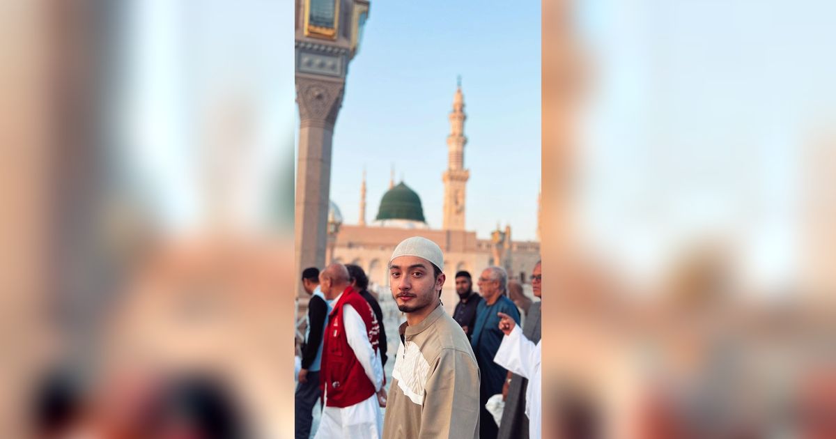 Intip Potret Bryan Domani Jalani Ibadah Umroh, Tampil Gagah Pakai Kain Ihram