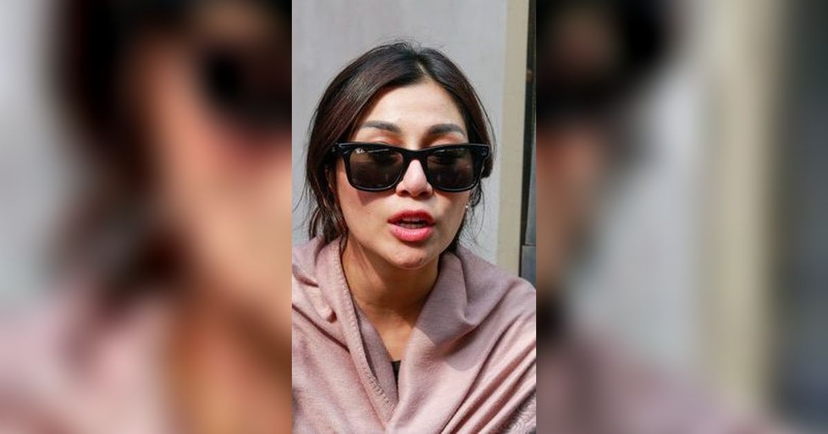 Ibunda Jeje Meninggal Dunia, ini Potret Nisya Ahmad saat Datang Melayat ke Rumah Duka