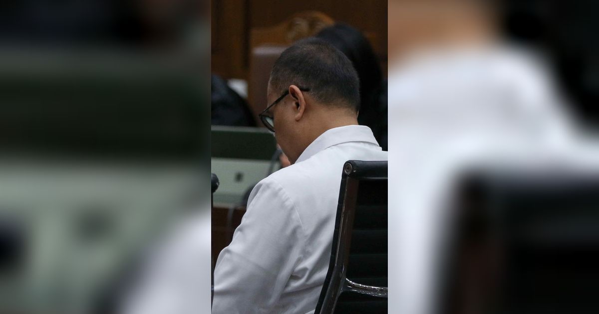 FOTO: Ekspresi Rafael Alun Trisambodo Tertunduk Saat Dituntut JPU KPK 14 Tahun Penjara