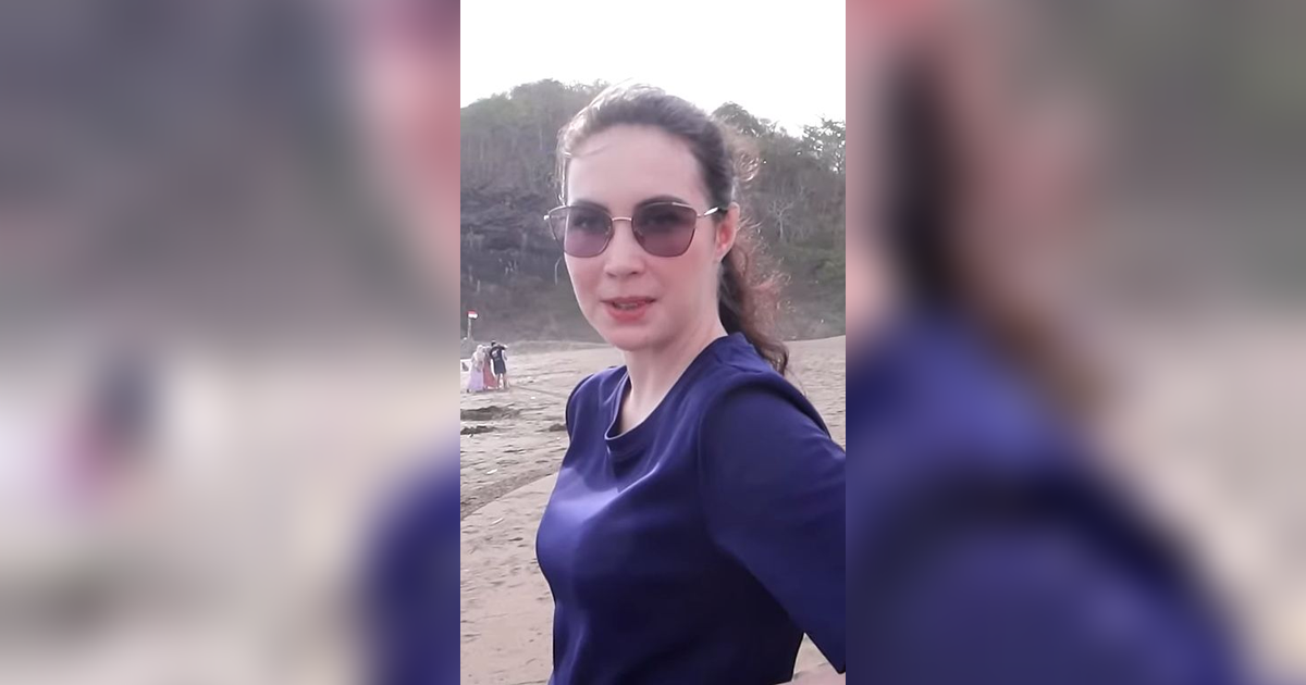 Potret Arumi Bachsin saat Liburan ke Pantai, Gayanya Sederhana Meski jadi Istri Pejabat