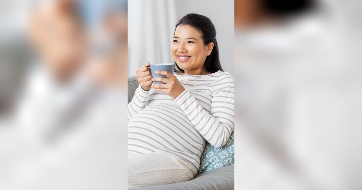 Amankah Ibu Hamil Rutin Minum Air Kelapa? Cari Tahu Faktanya