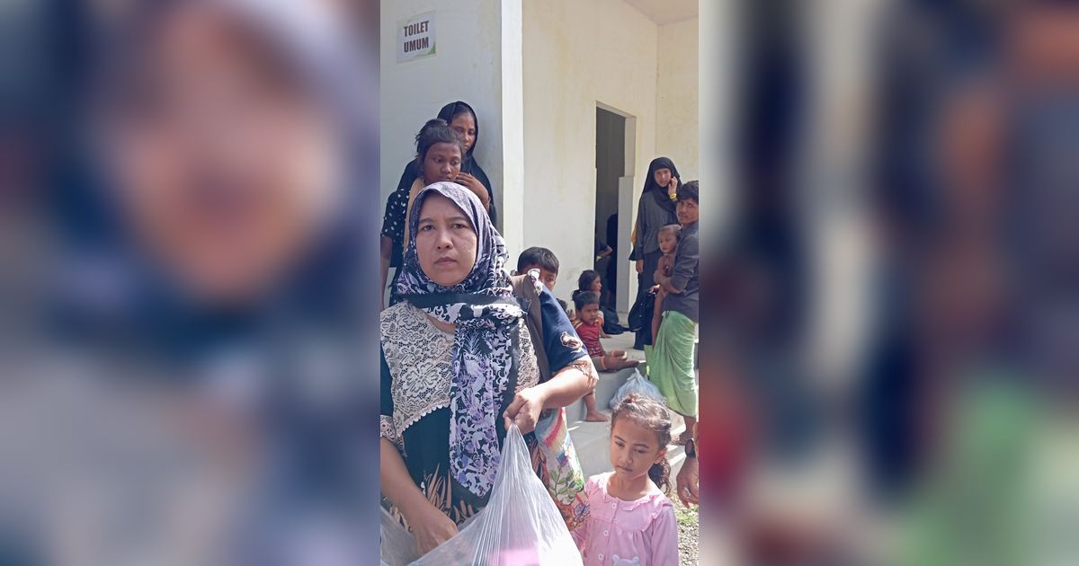 Air Mata dan Sekarung Pakaian Warga Aceh untuk Pengungsi Rohingya