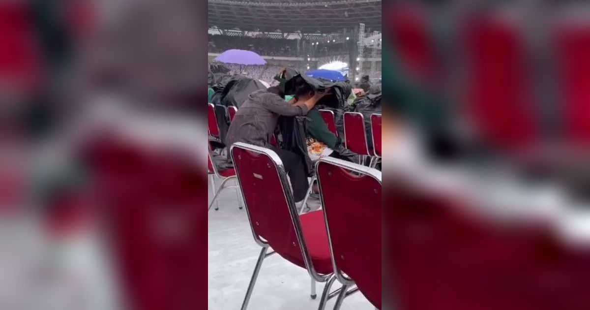 Rela Basah, Momen Anak Payungi Ibunya yang Kehujanan saat Ibadah Natal di GBK Ini Viral