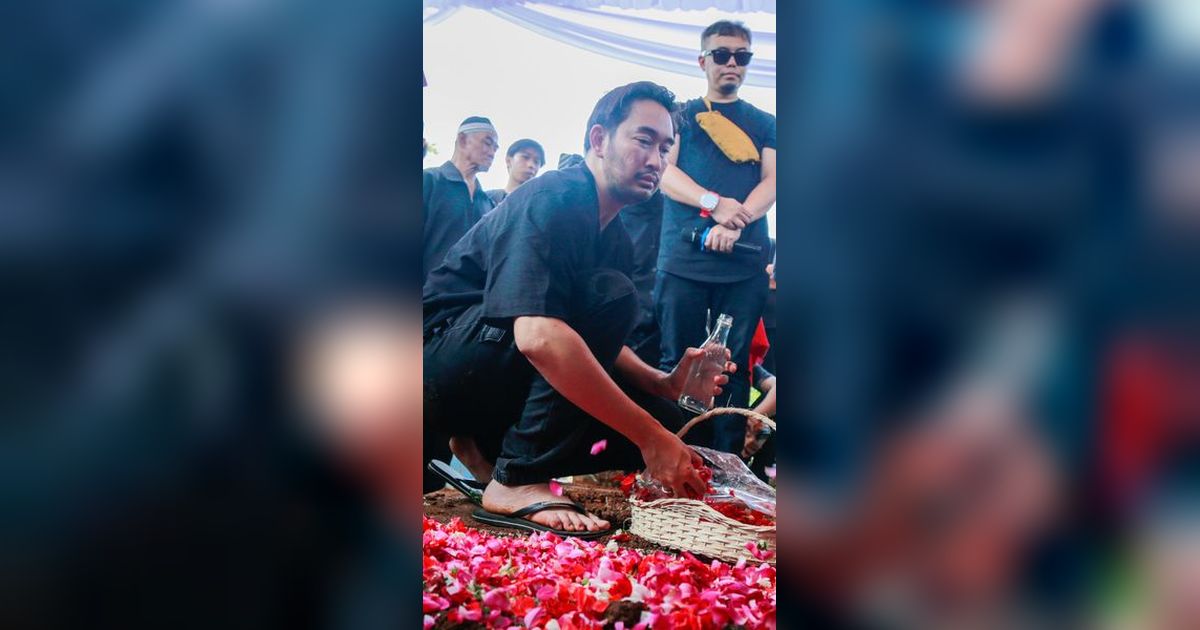 10 Potret Jeje Govinda di Pemakaman Sang Ibunda, Tak Kuasa Bendung Air Mata