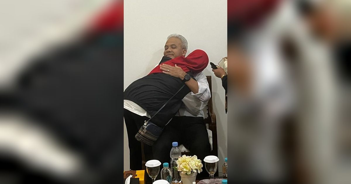 FOTO: Pelukan Hangat Istri Sebelum Ganjar Naik Panggung Debat Pilpres 2024