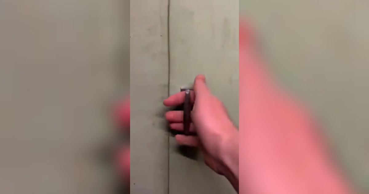 Pria Ini Ketakutan Saat Temukan Pintu Rahasia Menuju Ruang Gelap dan Misterius di Balik Lemari Pakaian Kamar Hotelnya