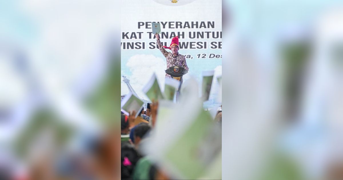 Wamen Raja Juli Antoni Serahkan Sertifikat Tanah di Gowa, Gemuruh ‘Terima Kasih Pak Jokowi’