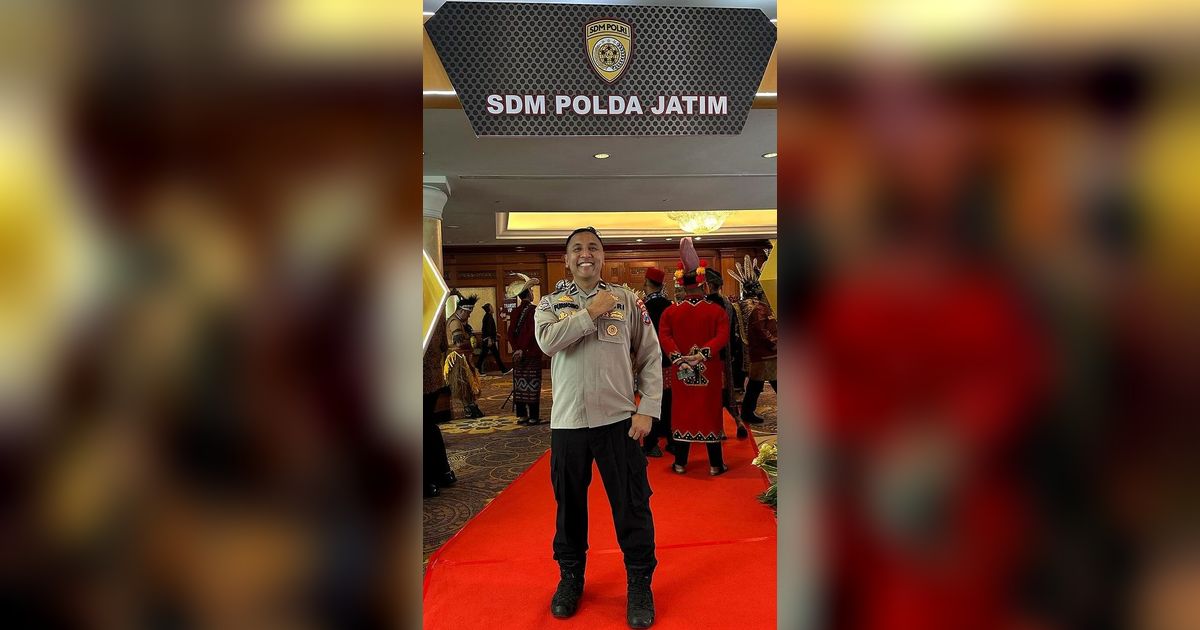 Senang Berbagi, Ini Sosok Polisi yang Tiba-tiba Hampiri Guru Wali Kelasnya Dulu untuk Beri Hadiah Umrah