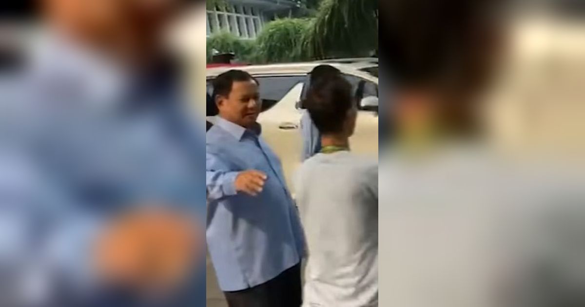 VIDEO: Teriakan Pria 'Orba' Hentikan Langkah Prabowo, Langsung Dirangkul Hangat