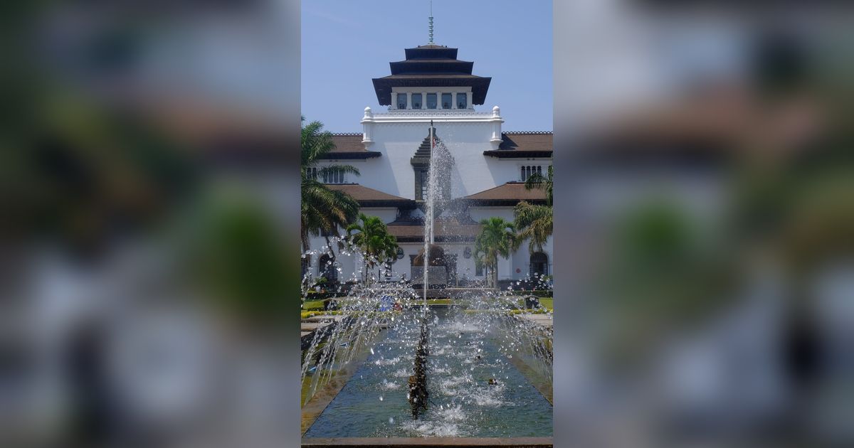 Liburan ke Bandung Lebih Hemat Naik Travel atau Kereta Cepat?