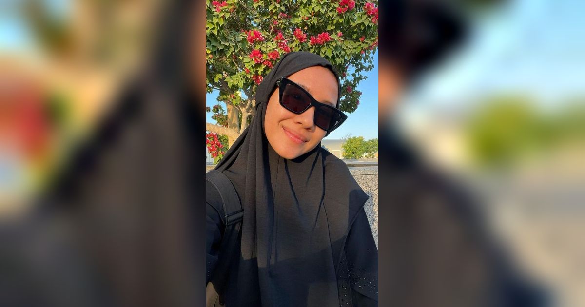 Tuai Pujian Pakai Hijab Tanpa Make Up, 8 Foto Shenina Cinnamon Saat Jalani Ibadah Umroh