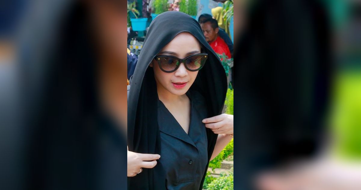 Selain Nagita Slavina, 7 Foto Artis Tanah Air Yang Ikut Melayat di Pemakaman Ibu Jeje Govinda