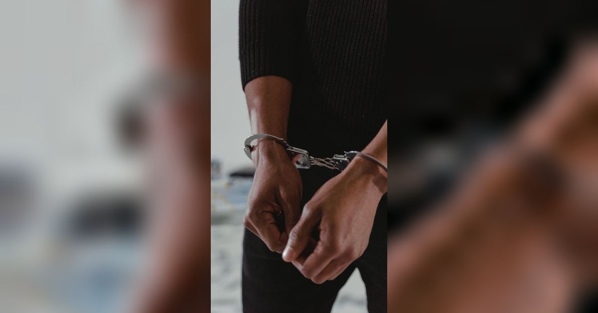 Petugas Bandara Curiga Lihat Celana Penumpang Gerak-Gerak, Saat Diperiksa Isi Celana Dalamnya Bikin Syok
