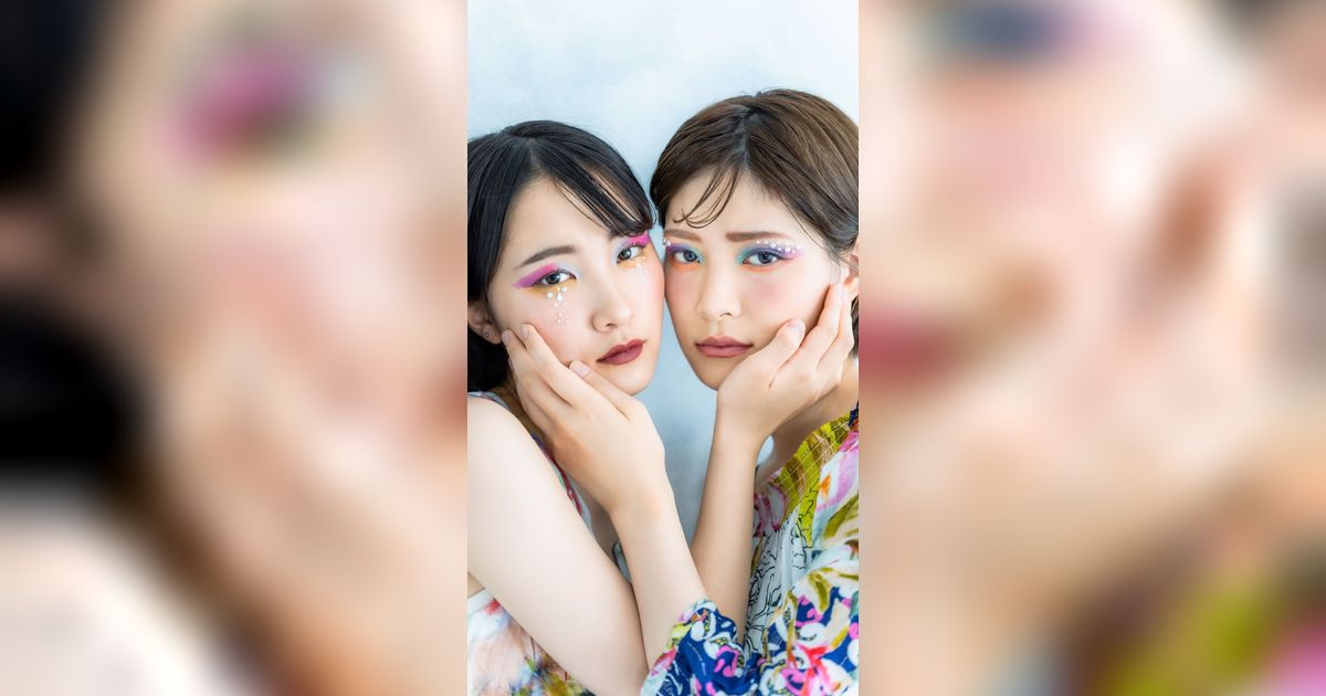 Riasan Mata Colorful dan 'Menyala' dengan Eyeliner LED