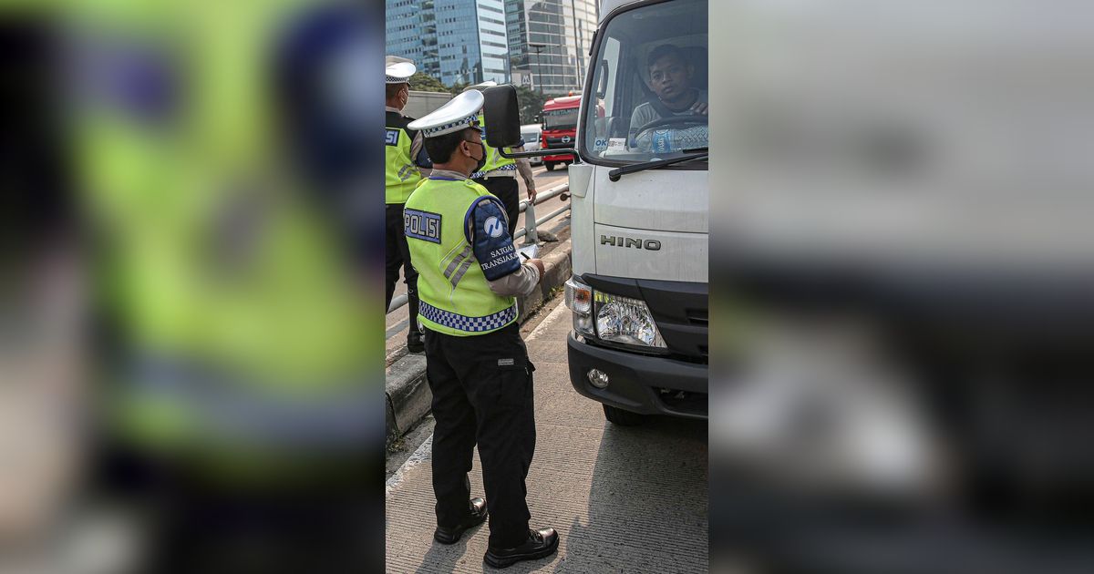 Tidak Ada Tilang Manual selama Nataru 2023, Polisi Diminta Tetap Tindak Pengendara yang Membahayakan