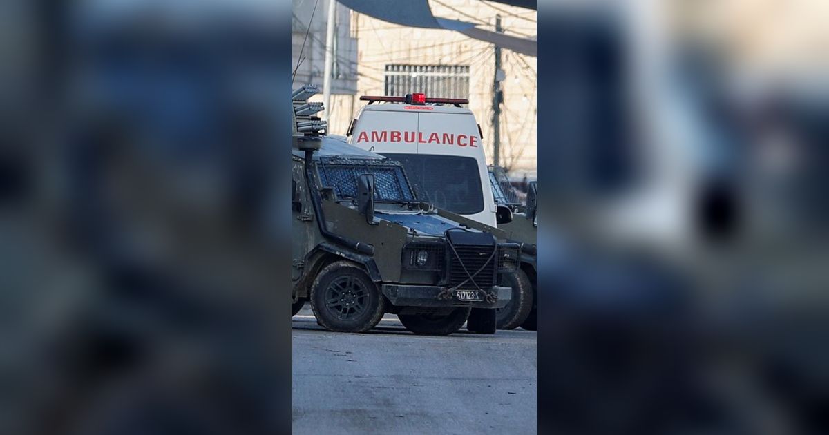 FOTO: Lancarkan Agresi ke Tepi Barat, Pasukan Israel Cegat Ambulan Palestina yang Sedang Darurat Membawa Pasien di Jenin