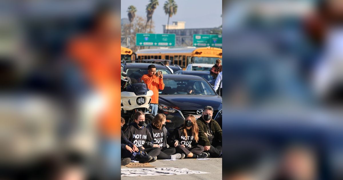 FOTO: Serukan Gencatan Senjata di Gaza, Demonstran Yahudi-Amerika Nekat Blokade Jalan Tol di Los Angeles