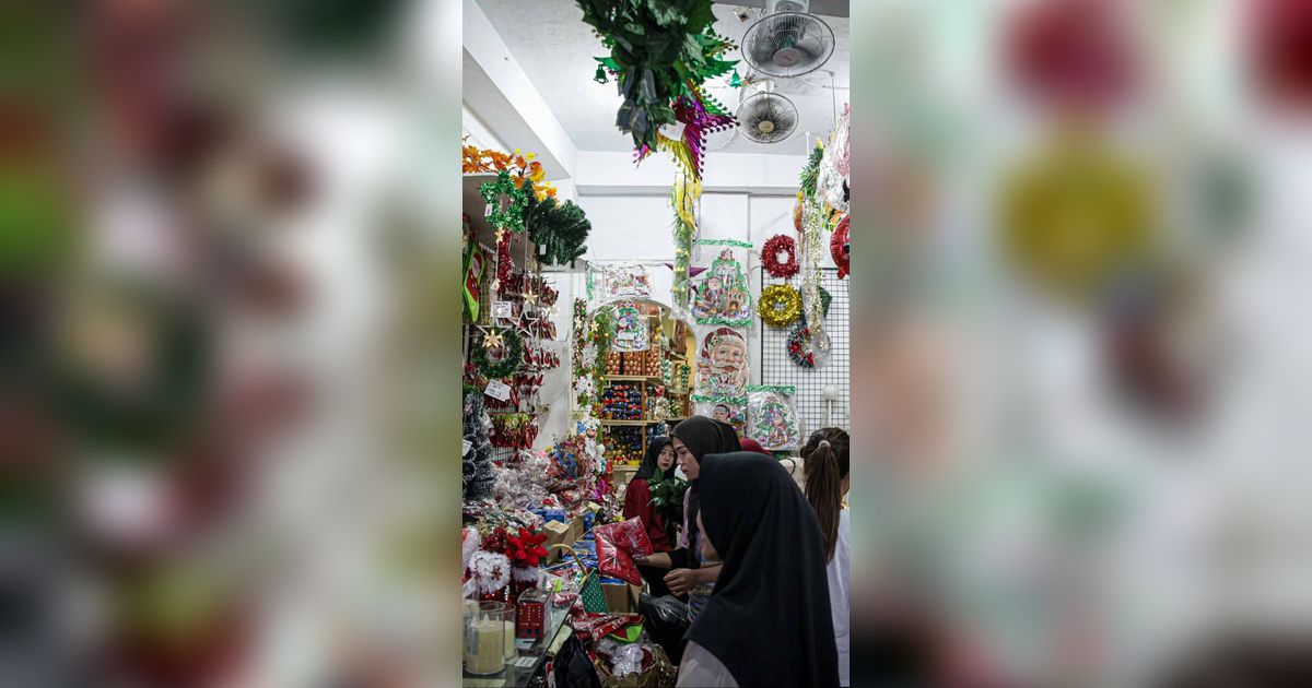 FOTO: Suasana Pasar Asemka yang Mulai Diserbu Para Pemburu Pernak-Pernik Natal