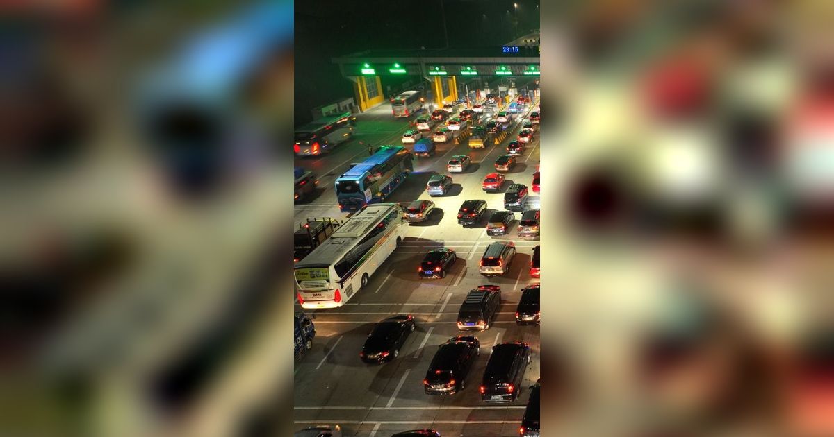 Ada Demo Buruh, Tol Cipularang Menuju Bandung Macet Parah