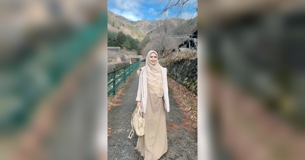 Potret Mix and Match Stylish Oki Setiana Dewi Saat Traveling ke Jepang