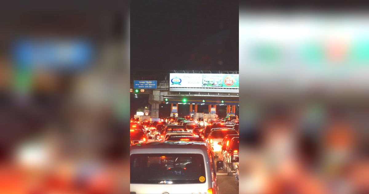 Demo Buruh Blokade Tol Cipularang hingga Malam, Kasihan Penumpang Bus Berisi Anak Kecil Terjebak Macet
