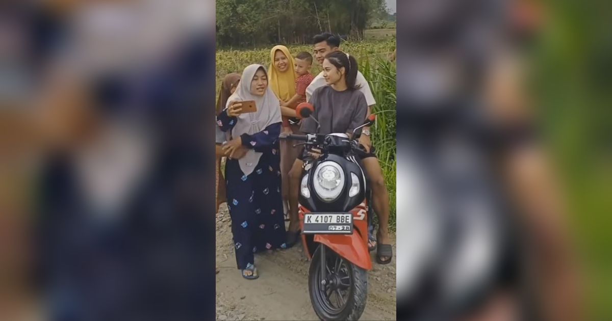 Dijuluki Pasutri Gemas, 10 Potret Pratama Arhan dan Azizah Salsha Diserbu Fans di Pinggir Sawah