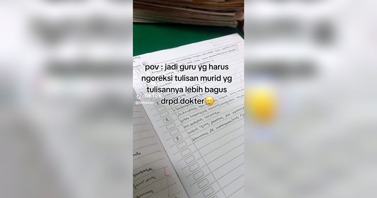 Momen Guru Koreksi Tugas Murid, Tulisan Kecil Bersambung Bikin Sakit Kepala