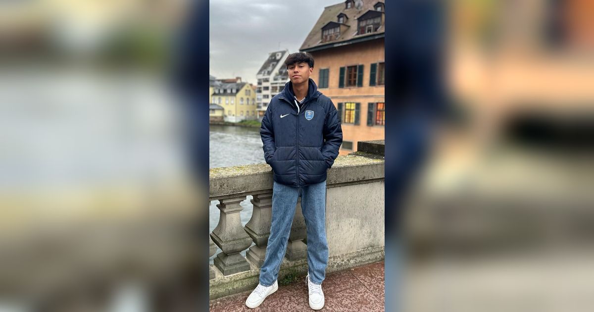 Sekolah Bola di Perancis, Intip 8 Potret Ganteng Diego Putra Kedua Donna Agnesia dan Darius Sinathrya