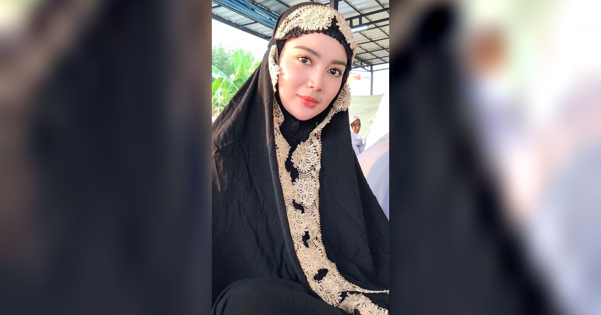 Biasa Tampil Seksi! Ini Potret Wika Salim Pakai Hijab Bikin Klepek-Klepek