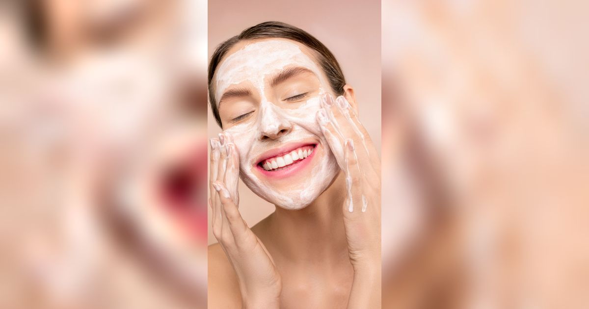 5 Rekomendasi Produk Double Cleansing Agar Wajah Bersih dan Glowing
