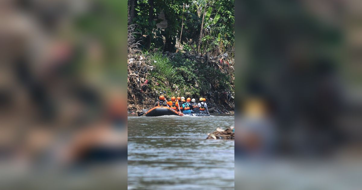 FOTO: Aksi Dompet Dhuafa Gandeng Jurnalis Susur Sungai Ciliwung untuk Bersihkan Sampah