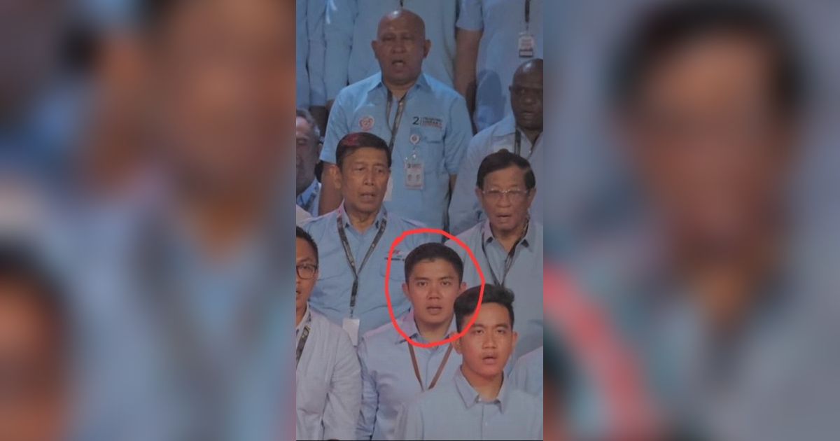 Beredar Foto Diduga Mayor Teddy Pakai Seragam Kampanye, Ikut Nonton Debat di Barisan Timses Prabowo